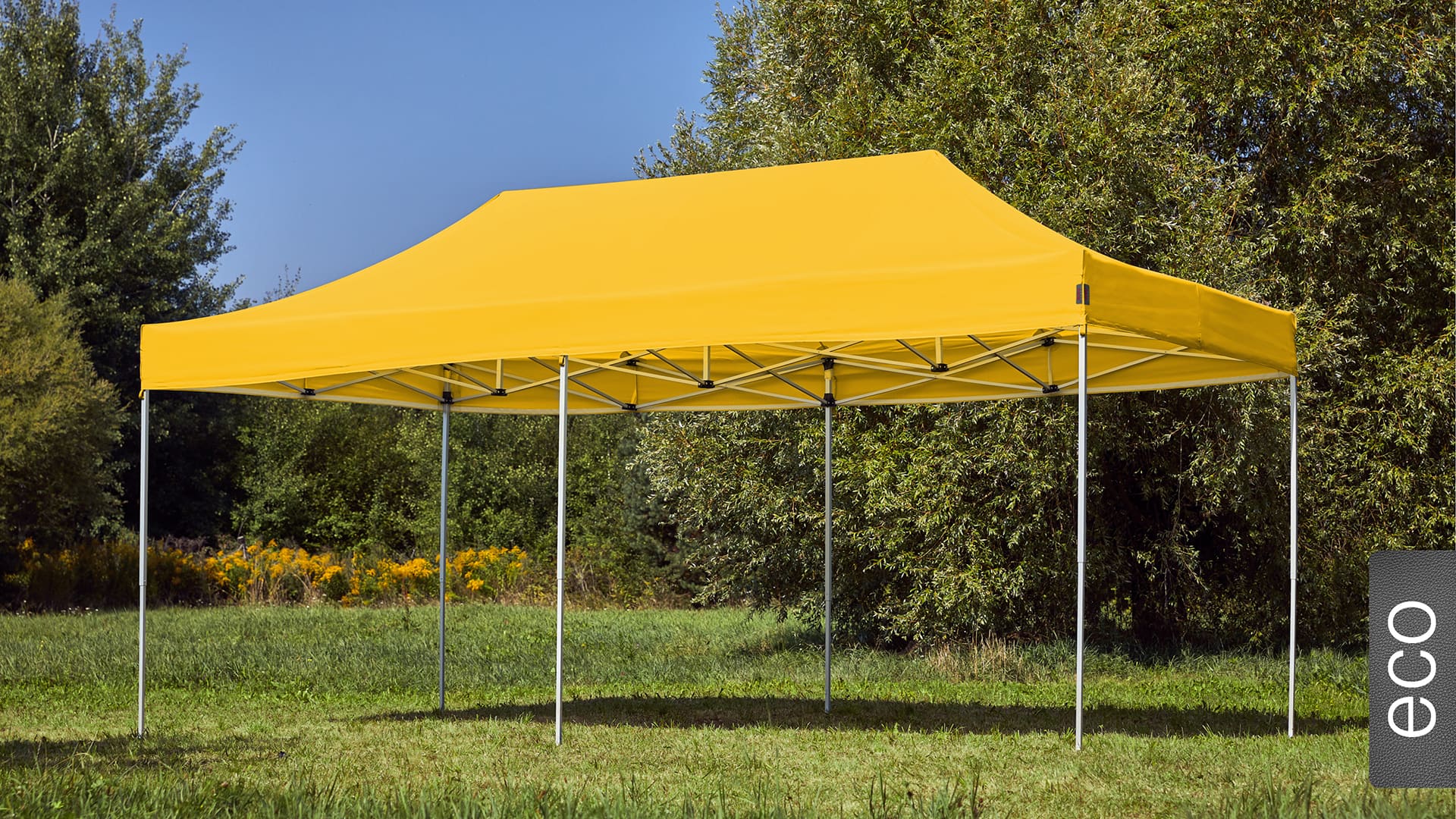 Der 6x3 Faltpavillon der Produktlinie eco mit einem gelben Dach aufgestellt im Garten.
