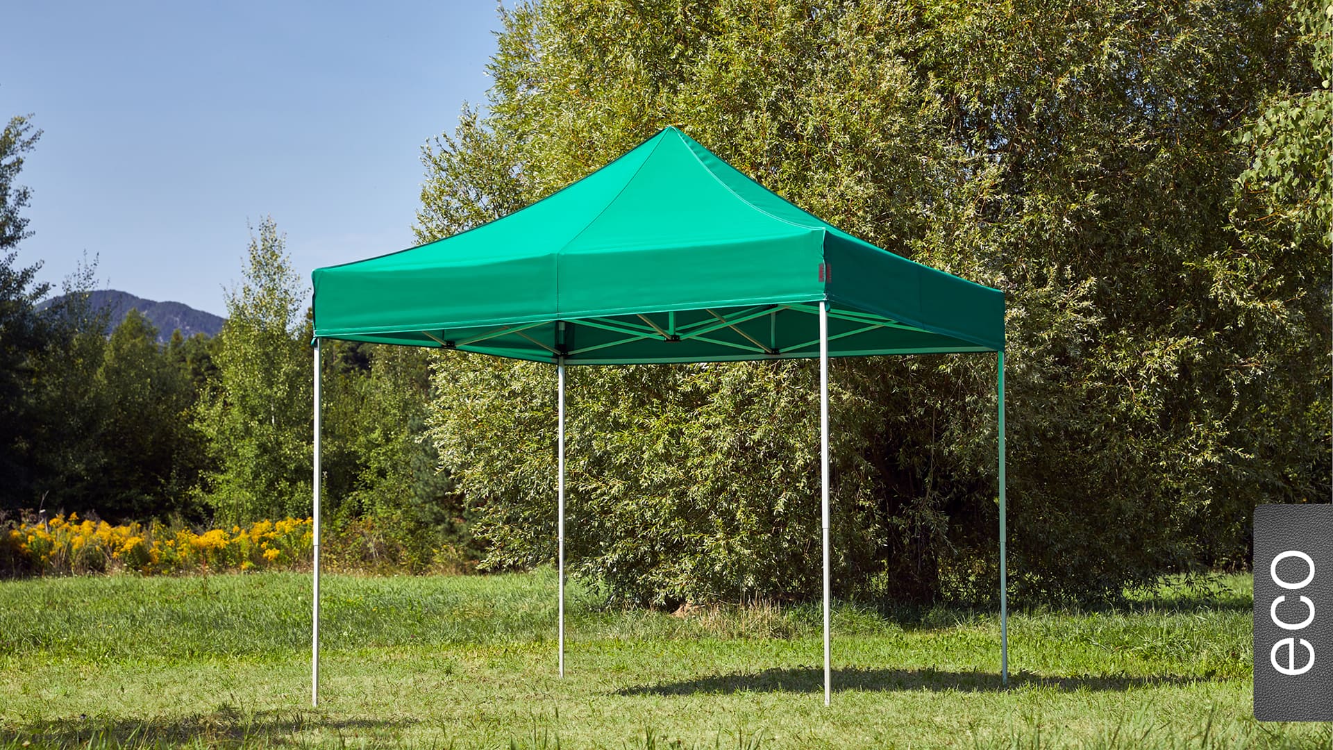 Der 3x3 Faltpavillon der Produktlinie eco mit einem grünen Dach aufgestellt im Garten.