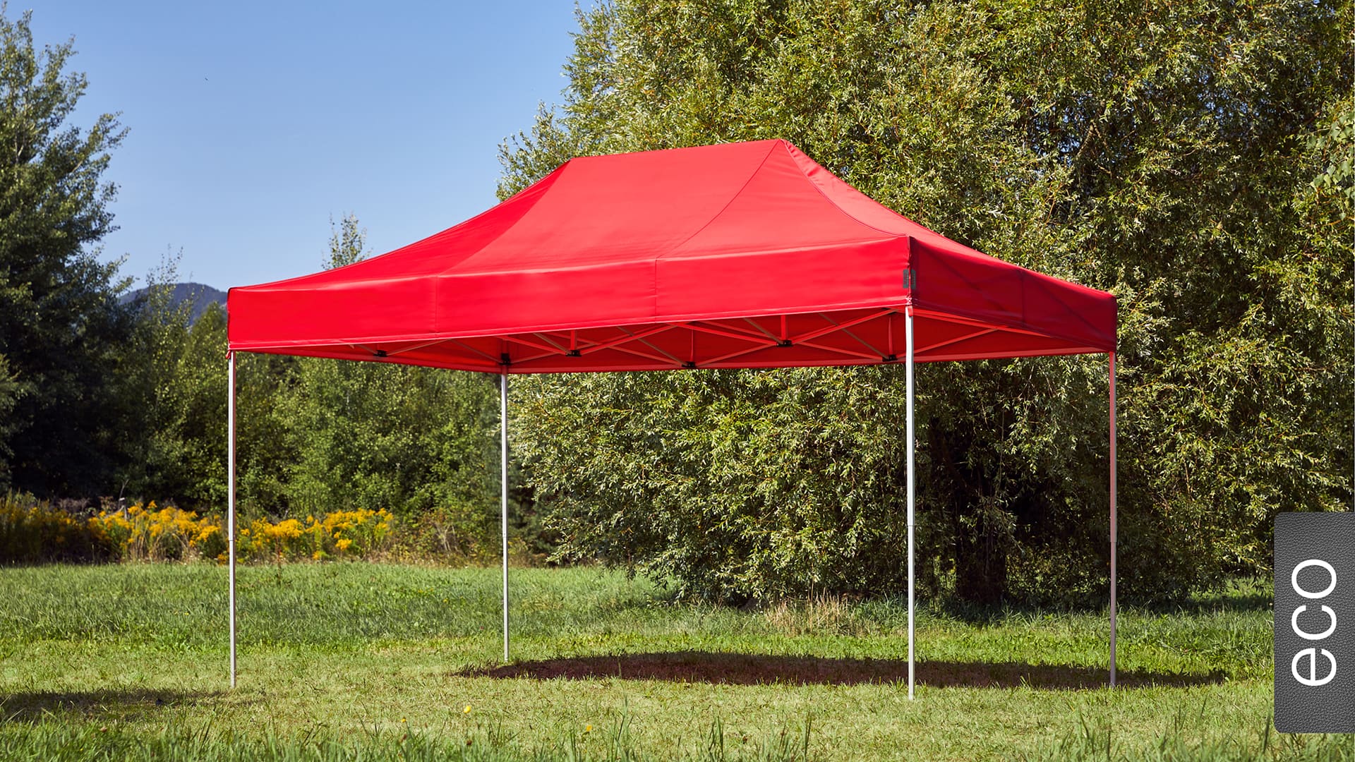 Der 4,5x3 Faltpavillon der Produktlinie eco mit einem roten Dach aufgestellt im Garten.
