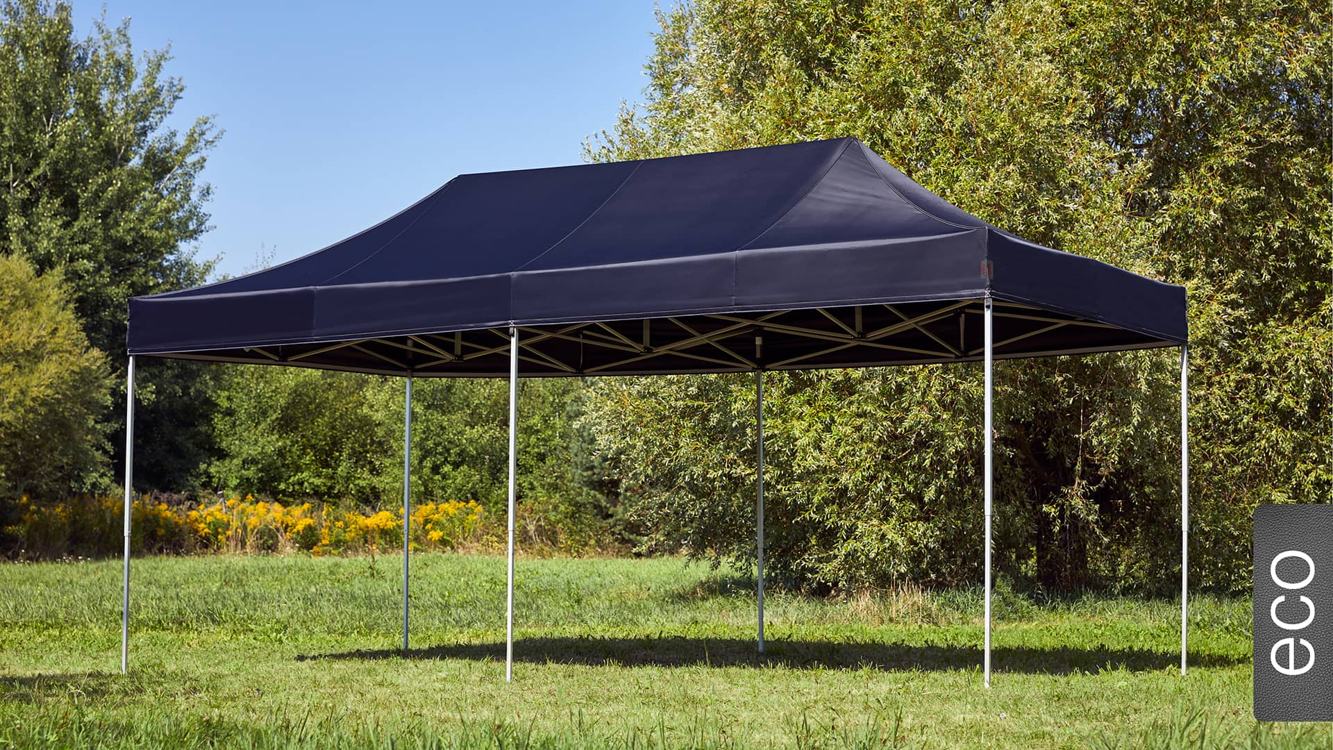 Der 6x3 Faltpavillon der Produktlinie eco mit einem schwarzen Dach aufgestellt im Garten.
