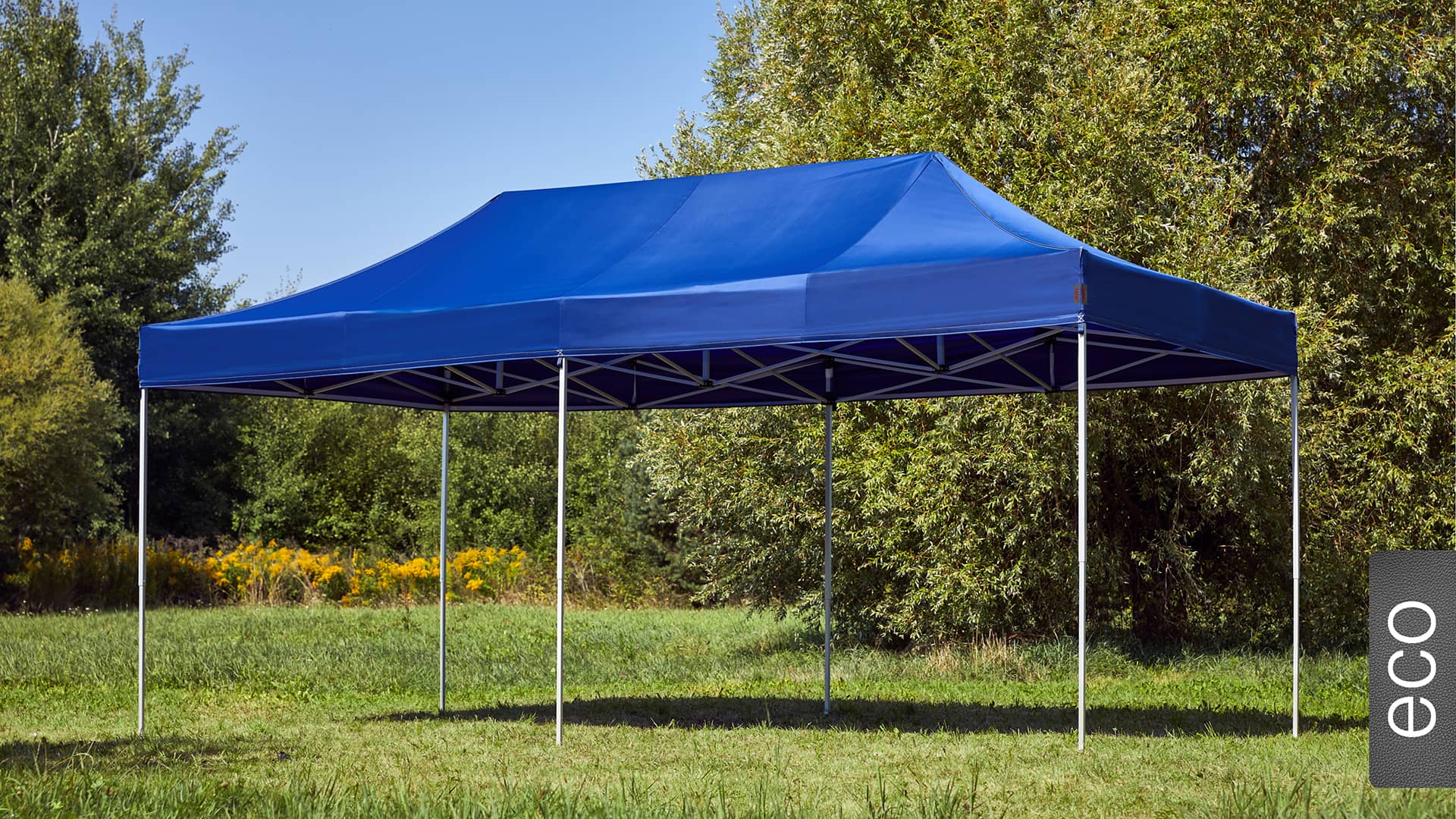 Der 6x3 Faltpavillon der Produktlinie eco mit einem blauen Dach aufgestellt im Garten.