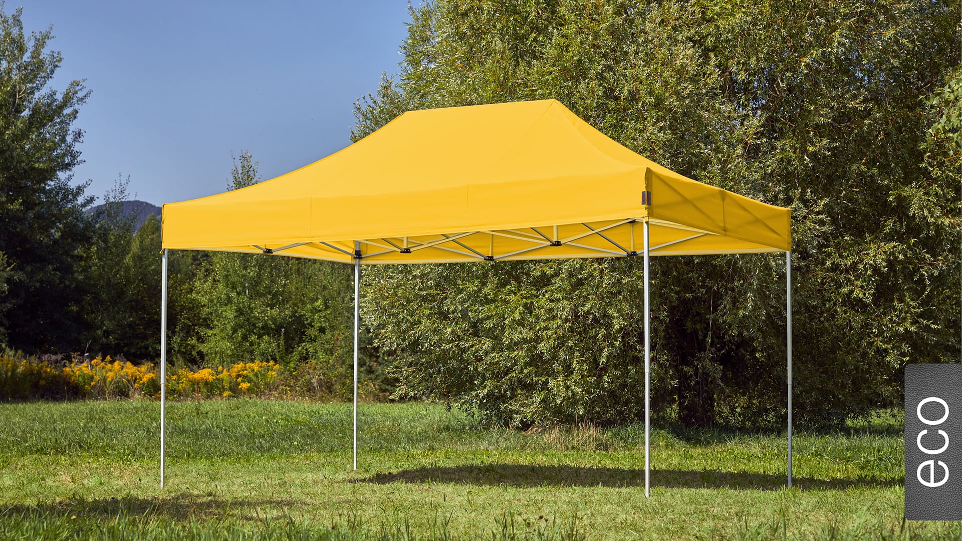 Der 4,5x3 Faltpavillon der Produktlinie eco mit einem gelben Dach aufgestellt im Garten.