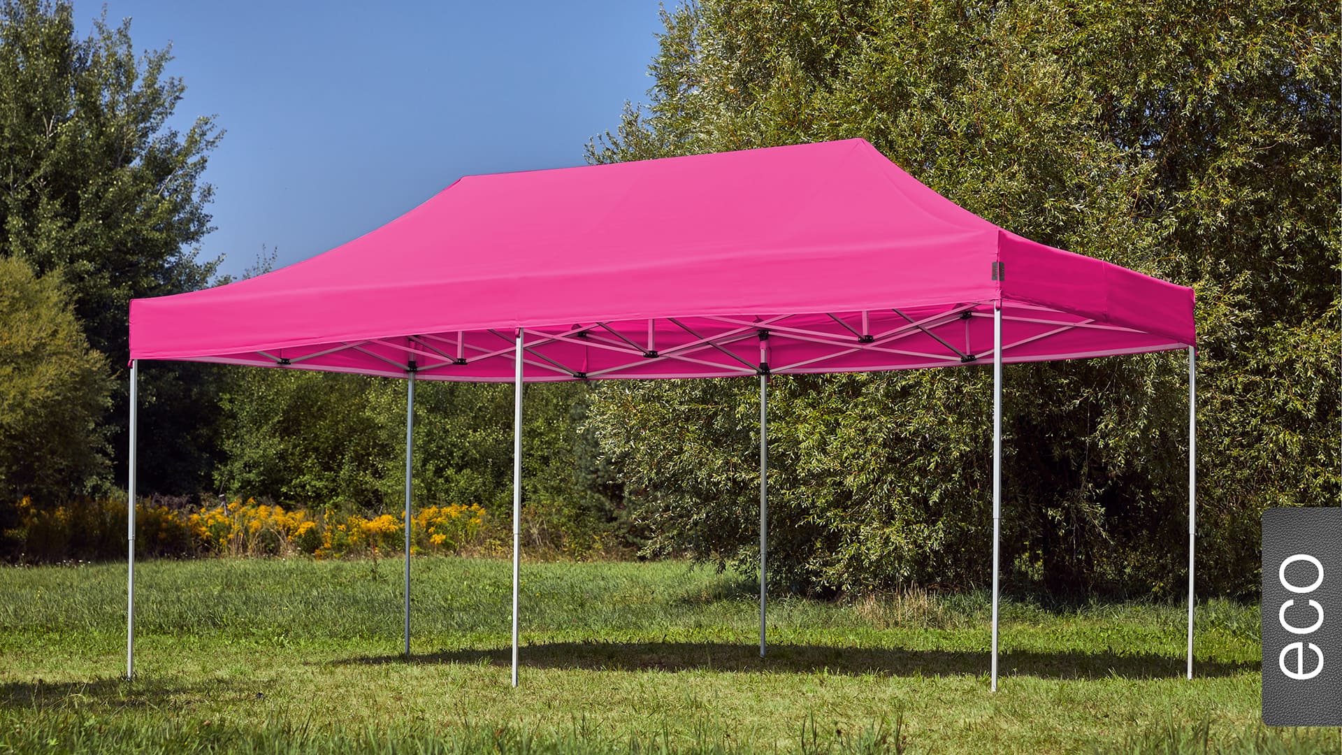 Der 6x3 Faltpavillon der Produktlinie eco mit einem pinken Dach aufgestellt im Garten.