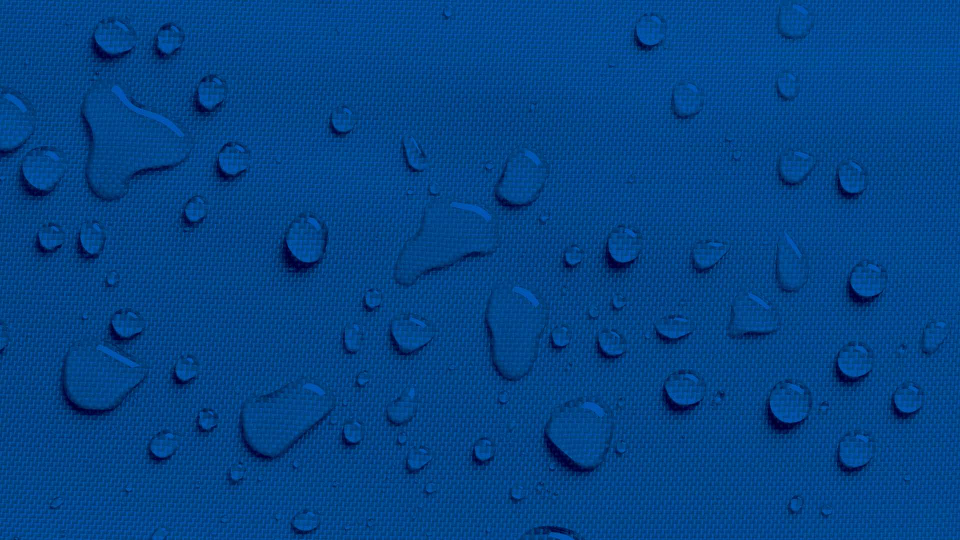 Wassertropfen sind auf der Außenseite des blauen Zeltstoffes.